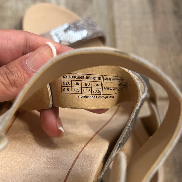 Vionic Colleen Boa Metallic Cream Leather Cork Adjustable Strap Sandals LIKE NEW - Picture 6 of 6